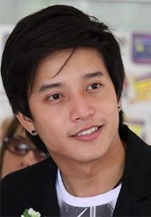 kiatkamol lata ( thai: )   ( aka. tui thai:  ) ( nascut pe 7 mai, 1983 ) este un actor si interpret